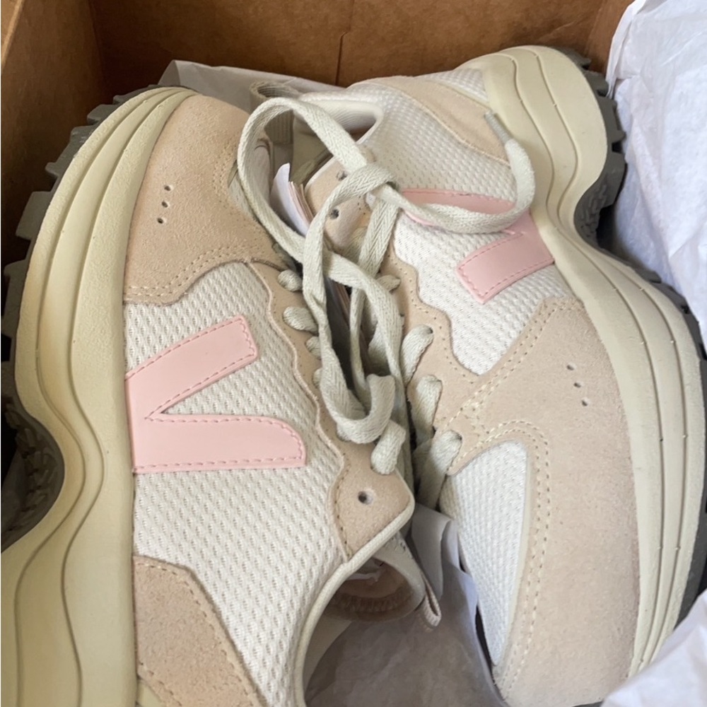 It was too small. Single time used. It seems very very new. I don’t have a box